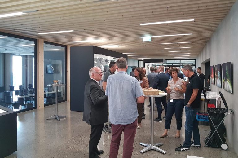 Bild 2_Die Initiative Holz BE lud zur Besichtigung des MAD3 ein