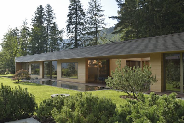 Architektur: Reimann Sidler Architekten, Meiringen
Foto: Thomas Hämmerli
Vollständig in Holz gebaut, vorwiegend mit Schweizer Holz, mit vorgefertigten Holzelementen.