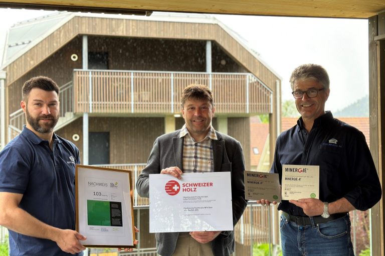 Von links nach rechts: Heinz Beer, Geschäftsführer Beer Holzbau AG, Jürg Rothenbühler, Präsident Lignum Holzwirtschaft Bern, Marc Oppliger, Bauleitung, Beer Holzbau AG